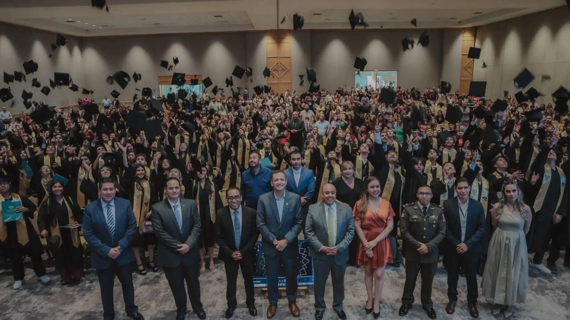 Asiste Bonilla a graduación del CONALEP